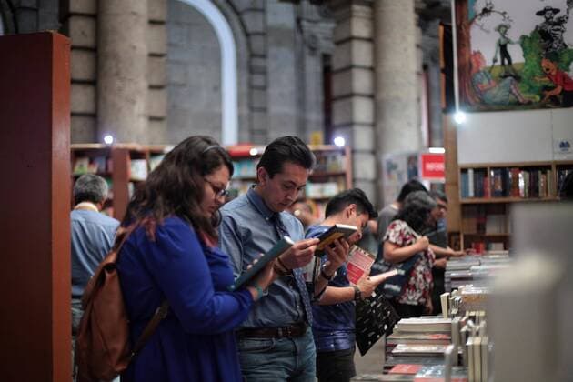 Visitors observe the literary novelties at the 38th International Book Fair at the Mining Palace in Mexico City, Mexico, 25 February 2017. 38TH INTERNATIONAL BOOK FAIR 2017 IN MEXICO !ACHTUNG: NUR REDAKTIONELLE NUTZUNG!  Copyright: xSáshenkaxGutiérrezx MEX001 20170226-636236689957914709