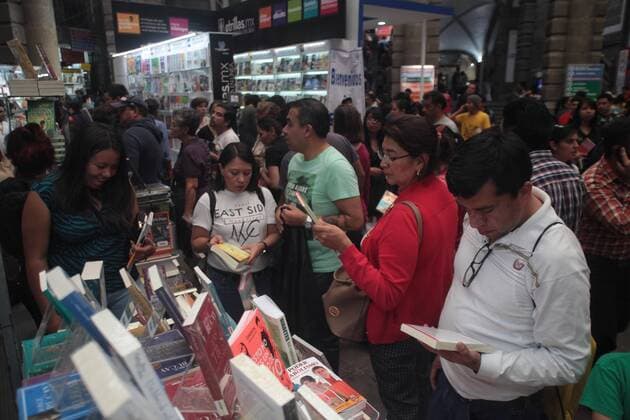 Visitors observe the literary novelties at the 38th International Book Fair at the Mining Palace in Mexico City, Mexico, 25 February 2017. 38TH INTERNATIONAL BOOK FAIR 2017 IN MEXICO !ACHTUNG: NUR REDAKTIONELLE NUTZUNG!  Copyright: xSáshenkaxGutiérrezx MEX001 20170226-636236689973514709
