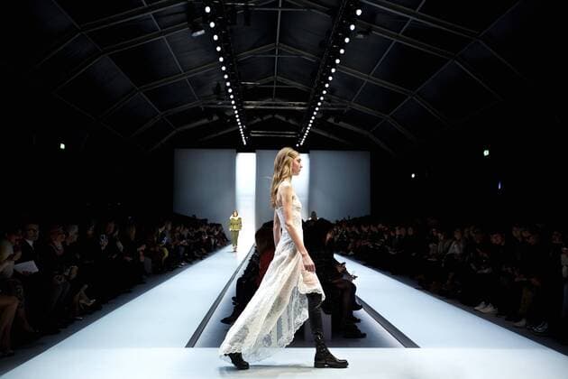 MILAN, Feb. 25, 2017 -- A model presents a collection for fashion house ERMANNO SCERVINO during Milan Fashion Week Fall Winter 2017 2018 on Feb. 25, 2017, in Milan, Italy. ) (lrz) ITALY-MILAN-FASHION WEEK-ERMANNO SCERVINO JinxYu 