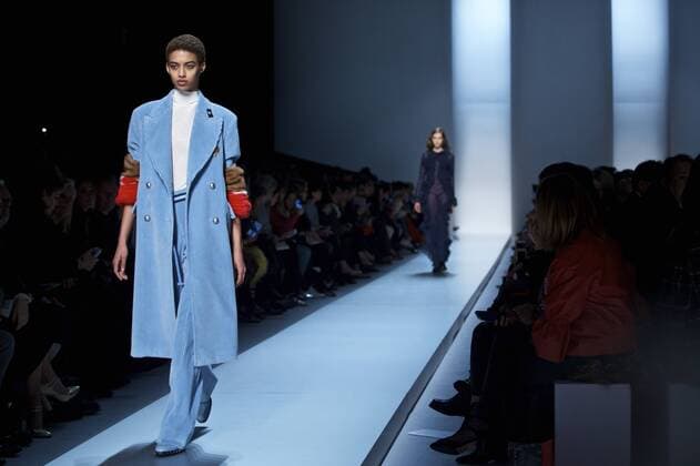 MILAN, Feb. 25, 2017 -- A model presents a collection for fashion house ERMANNO SCERVINO during Milan Fashion Week Fall Winter 2017 2018 on Feb. 25, 2017, in Milan, Italy. ) (lrz) ITALY-MILAN-FASHION WEEK-ERMANNO SCERVINO JinxYu 