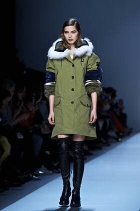 MILAN, Feb. 25, 2017 -- A model presents a collection for fashion house ERMANNO SCERVINO during Milan Fashion Week Fall Winter 2017 2018 on Feb. 25, 2017, in Milan, Italy. ) (lrz) ITALY-MILAN-FASHION WEEK-ERMANNO SCERVINO JinxYu 