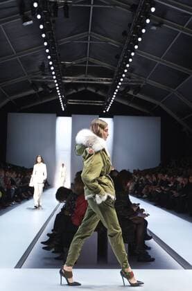 MILAN, Feb. 25, 2017 -- A model presents a collection for fashion house ERMANNO SCERVINO during Milan Fashion Week Fall Winter 2017 2018 on Feb. 25, 2017, in Milan, Italy. ) (lrz) ITALY-MILAN-FASHION WEEK-ERMANNO SCERVINO JinxYu 