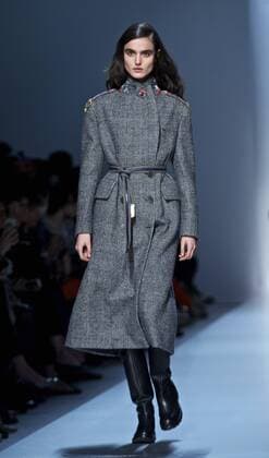 MILAN, Feb. 25, 2017 -- A model presents a collection for fashion house ERMANNO SCERVINO during Milan Fashion Week Fall Winter 2017 2018 on Feb. 25, 2017, in Milan, Italy. ) (lrz) ITALY-MILAN-FASHION WEEK-ERMANNO SCERVINO JinxYu 