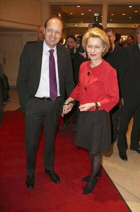 Ursula von der Leyen mit Ehemann Heiko von der Leyen bei der Premiere des Theaterstücks Alles muss glänzen - The Homemaker im Theater am Kurfürstendamm. Berlin, 25.02.2017 Foto:xS.xGabschx xFuturexImage
