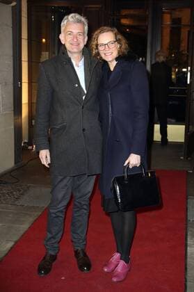Dominic Raacke mit Freundin Alexandra Rohleder bei der Premierenparty des Theaterstücks Alles muss glänzen - The Homemaker im Restaurant Grosz. Berlin, 25.02.2017 Foto:xS.xGabschx xFuturexImage