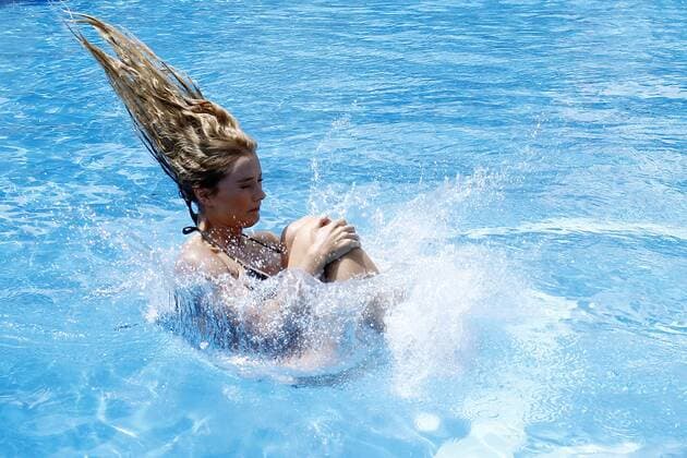 Chilean model Kika Silva dives into a swiming pool as the traditional queen of the Vina del Mar International Festival on its 58th edition at Quinta Vergara, Vina del Mar, 120 kms northeast of Santiago, Chile, on 26 February 2017. Queen of the Vina del Mar Festival dives into a pool as part of the tradition !ACHTUNG: NUR REDAKTIONELLE NUTZUNG!  Copyright: xMARIOxRUIZx CH05 20170226-636237293676534656