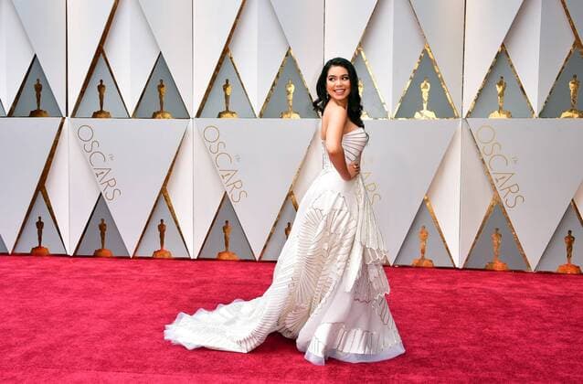 Actress Auli i Cravalho arrives with an assortment of Oscar-themed food on the red carpet for the 89th annual Academy Awards at the Dolby Theatre in the Hollywood section of Los Angeles on February 26, 2017.  LAP2017022610 KEVINxDIETSCH