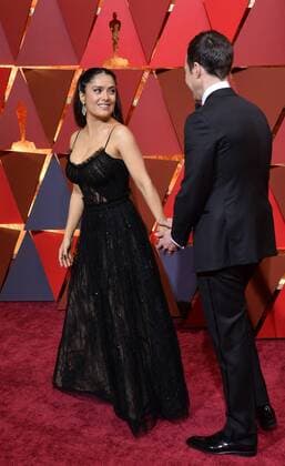Actress Salma Hayek greets Jim Parsons on the red carpet for the 89th annual Academy Awards at the Dolby Theatre in the Hollywood section of Los Angeles on February 26, 2017.  LAP20170226036 JIMxRUYMEN
