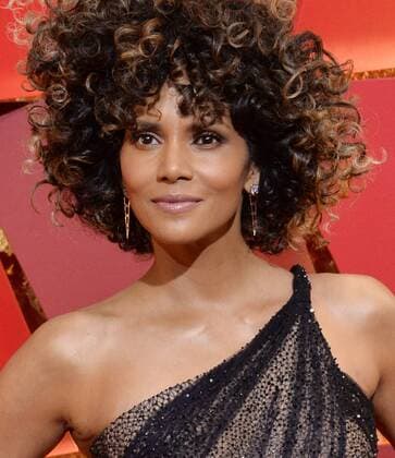 Actress Halle Berry arrives on the red carpet for the 89th annual Academy Awards at the Dolby Theatre in the Hollywood section of Los Angeles on February 26, 2017.  LAP20170226743 JIMxRUYMEN