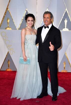 Mel (R) and Robyn Moore Gibson arrive on the red carpet for the 89th annual Academy Awards at the Dolby Theatre in the Hollywood section of Los Angeles on February 26, 2017.  LAP2017022744 KEVINxDIETSCH