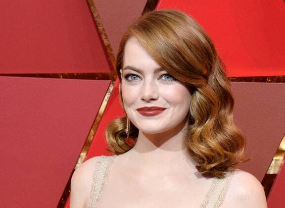 Actress Emma Stone arrives on the red carpet for the 89th annual Academy Awards at the Dolby Theatre in the Hollywood section of Los Angeles on February 26, 2017.  LAP20170226369 JIMxRUYMEN