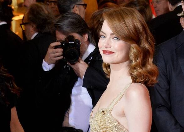 Actress Emma Stone arrives on the red carpet for the 89th annual Academy Awards at the Dolby Theatre in the Hollywood section of Los Angeles on February 26, 2017.  LAP20170226372 JIMxRUYMEN