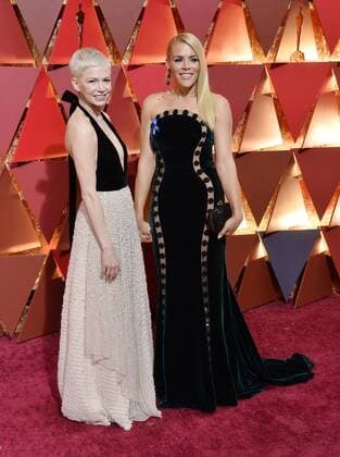 Actresses Michelle Williams (L) and Busy Philipps arrive on the red carpet for the 89th annual Academy Awards at the Dolby Theatre in the Hollywood section of Los Angeles on February 26, 2017.  LAP20170226778 JIMxRUYMEN