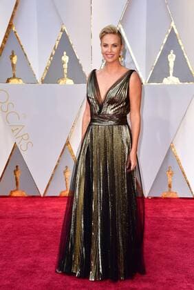 Charlize Theron arrives on the red carpet for the 89th annual Academy Awards at the Dolby Theatre in the Hollywood section of Los Angeles on February 26, 2017.  LAP2017022761 KEVINxDIETSCH