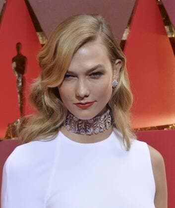 Karlie Kloss arrives on the red carpet for the 89th annual Academy Awards at the Dolby Theatre in the Hollywood section of Los Angeles on February 26, 2017.  LAP20170226054 JIMxRUYMEN