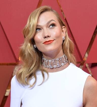 Karlie Kloss arrives on the red carpet for the 89th annual Academy Awards at the Dolby Theatre in the Hollywood section of Los Angeles on February 26, 2017.  LAP20170226057 JIMxRUYMEN
