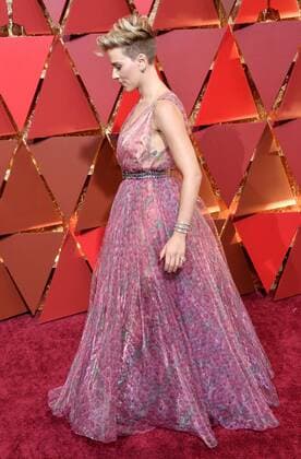 Actress Scarlett Johansson arrives on the red carpet for the 89th annual Academy Awards at the Dolby Theatre in the Hollywood section of Los Angeles on February 26, 2017.  LAP20170226408 JIMxRUYMEN