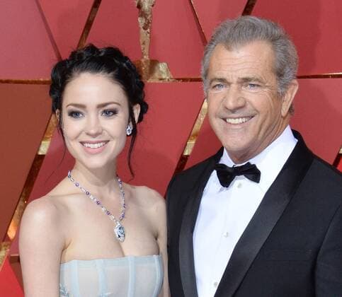 Actor filmmaker Mel Gibson (R) and Rosalind Ross arrive on the red carpet for the 89th annual Academy Awards at the Dolby Theatre in the Hollywood section of Los Angeles on February 26, 2017.  LAP20170226811 JIMxRUYMEN