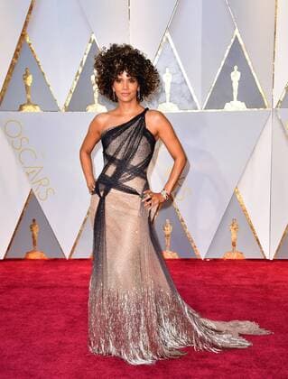 Halle Berry arrives on the red carpet for the 89th annual Academy Awards at the Dolby Theatre in the Hollywood section of Los Angeles on February 26, 2017.  LAP2017022777 KEVINxDIETSCH