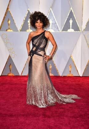 Halle Berry arrives on the red carpet for the 89th annual Academy Awards at the Dolby Theatre in the Hollywood section of Los Angeles on February 26, 2017.  LAP2017022778 KEVINxDIETSCH