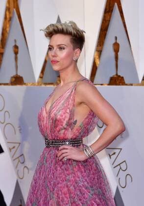 Scarlett Johansson arrives on the red carpet for the 89th annual Academy Awards at the Dolby Theatre in the Hollywood section of Los Angeles on February 26, 2017.  LAP2017022791 KEVINxDIETSCH