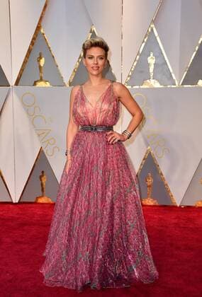 Scarlett Johansson arrives on the red carpet for the 89th annual Academy Awards at the Dolby Theatre in the Hollywood section of Los Angeles on February 26, 2017.  LAP2017022792 KEVINxDIETSCH