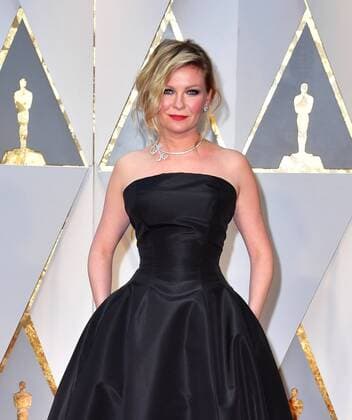 Kirsten Dunst arrives on the red carpet for the 89th annual Academy Awards at the Dolby Theatre in the Hollywood section of Los Angeles on February 26, 2017.  LAP2017022865 KEVINxDIETSCH