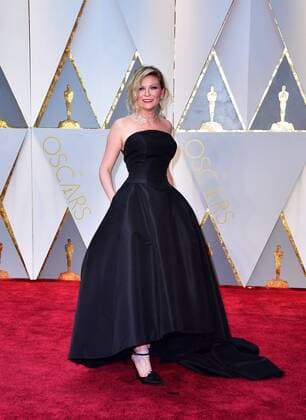 Kirsten Dunst arrives on the red carpet for the 89th annual Academy Awards at the Dolby Theatre in the Hollywood section of Los Angeles on February 26, 2017.  LAP2017022866 KEVINxDIETSCH