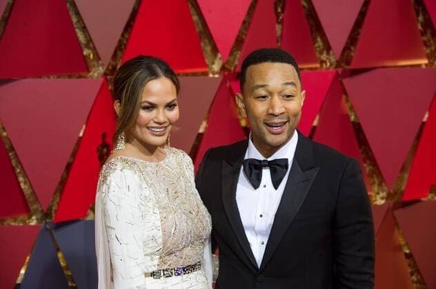 (170227) -- LOS ANGELES, Feb. 26, 2017 -- Singer John Legend (R) and his wife U.S. model Chrissy Teigen arrive for the red carpet of the 89th Academy Awards at the Dolby Theater in Los Angeles, the United States, on Feb. 26, 2017. )(gj) U.S.-LOS ANGELES-OSCAR-RED CARPET YangxLei 