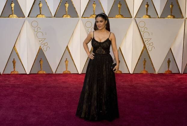 Salma Hayek arrives for the 89th annual Academy Awards ceremony at the Dolby Theatre in Hollywood, California, USA, 26 February 2017. The Oscars are presented for outstanding individual or collective efforts in 24 categories in filmmaking. Arrivals - 89th Academy Awards !ACHTUNG: NUR REDAKTIONELLE NUTZUNG!  Copyright: xARMANDOxARORIZOx 20170227-636237762507923808