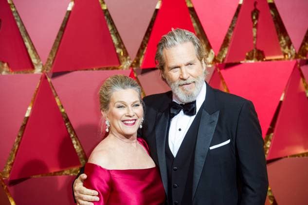 (170227) -- LOS ANGELES, Feb. 26, 2017 -- Nominee for Best Supporting Actor Hell or High Water Jeff Bridges(R) arrives for the red carpet of the 89th Academy Awards at the Dolby Theater in Los Angeles, the United States, on Feb. 26, 2017. )(gj) U.S.-LOS ANGELES-OSCAR-RED CARPET YangxLei 