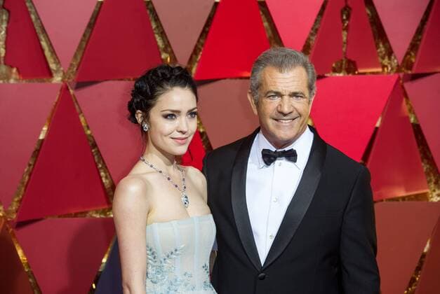 (170227) -- LOS ANGELES, Feb. 26, 2017 -- Rosalind Ross and Mel Gibson(R) arrive for the red carpet of the 89th Academy Awards at the Dolby Theater in Los Angeles, the United States, on Feb. 26, 2017. )(gj) U.S.-LOS ANGELES-OSCAR-RED CARPET YangxLei 