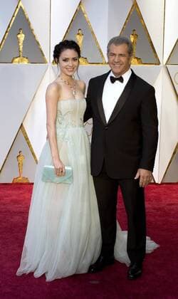 Actor Mel Gibson (R) and Rosalin Ross (L) arrive to the red carpet during the 89th academy awards at the Dolby Theatre in Hollywood, California, USA, 26 February 2017. The Oscars are presented for outstanding individual or collective efforts in 24 categories in filmmaking. Press Room - 89th Academy Awards !ACHTUNG: NUR REDAKTIONELLE NUTZUNG!  Copyright: xArmandoxArorizox 20170227-636237854620105180