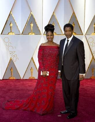 Actor Denzel Washington (R) and his wife, Pauletta (L), arrive to the red carpet during the 89th academy awards at the Dolby Theatre in Hollywood, California, USA, 26 February 2017. The Oscars are presented for outstanding individual or collective efforts in 24 categories in filmmaking. Press Room - 89th Academy Awards !ACHTUNG: NUR REDAKTIONELLE NUTZUNG!  Copyright: xArmandoxArorizox 20170227-636237855256889016