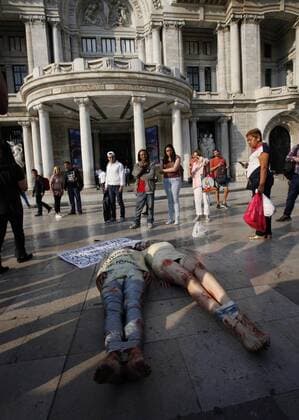 Mexico City: Protest gegen Gewalt gegen Frauen Spanish activist Jil Love protests against gender violence in front of the Beaux Arts Palace in Mexico City, Mexico, 27 February 2017. With a sign reading Nothing to see here, just one more victim of the feminicide in Mexico. Keep walking the activists remained tied with tape and painted with fake wounds on their bodies. SPANISH JIL LOVE PROTESTS FOR FEMINICIDES IN MEXICO !ACHTUNG: NUR REDAKTIONELLE NUTZUNG!  Copyright: xJorgexNúnezx MEX002 20170228-636238483301407950