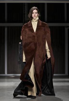 A model presents a creation of Chinese designer brand RICOSTRU during Milan Fashion Week Fall Winter 2017 2018 in Milan, Italy on Feb. 27, 2017. ) ITALY-MILAN-FASHION WEEK-RICOSTRU JinxYu 