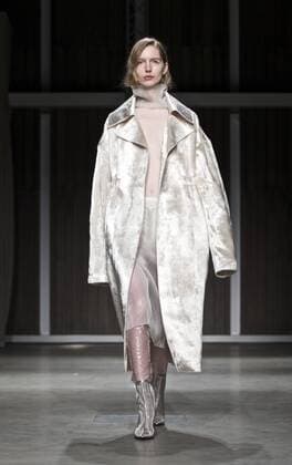 A model presents a creation of Chinese designer brand RICOSTRU during Milan Fashion Week Fall Winter 2017 2018 in Milan, Italy on Feb. 27, 2017. ) ITALY-MILAN-FASHION WEEK-RICOSTRU JinxYu 