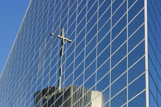 Architektur von Philip Johnson Oct 19, 2010 - Garden Grove, California, U.S. - The Crystal Cathedral Megachurch in Southern California has filed for bankruptcy. The church, which is the birthplace of the televangelist show Hour of Power, is more than $43 million dollars in debt. According to sources, the Crystal Cathedral megachurch owes $7.5 million to various vendors, who supplied the church with things like advertising and live animals, on top of its $37 million dollar mortgage. FILE: Dec 18, 2004 - Garden Grove - A nine hour standoff at the Los Angeles landmark Crystal Cathedral ended with the death of musical conductor Johnnie Carl, 57, who took his own life in a church office. Carl was a prominent composer of sacred music, writing more than 3,500 arrangements and 200 hyms. The Crystal Cathedral Ministries, famous for its Hour of power as seen on television with Dr Schuller, has been operating for almost 50 y - ZUMAr19_ 20041218_rua_r19_009 Copyright: xRuaridhxStewartx
