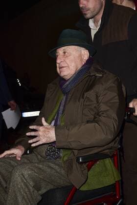 Pierre Berge en Fauteuil roulant - Ankunft Modenschau Yves St Laurent - Paris - 28 02 2017 JBAutissier Panoramic 