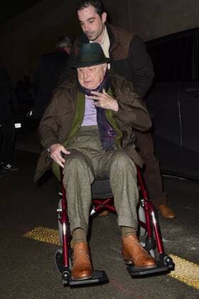 Pierre Berge en Fauteuil roulant - Ankunft Modenschau Yves St Laurent - Paris - 28 02 2017 JBAutissier Panoramic 