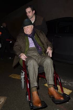 Pierre Berge en Fauteuil roulant - Ankunft Modenschau Yves St Laurent - Paris - 28 02 2017 JBAutissier Panoramic 