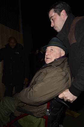 Pierre Berge en Fauteuil roulant - Ankunft Modenschau Yves St Laurent - Paris - 28 02 2017 JBAutissier Panoramic 