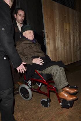 Pierre Berge en Fauteuil roulant - Ankunft Modenschau Yves St Laurent - Paris - 28 02 2017 JBAutissier Panoramic 