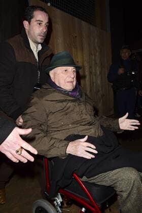 Pierre Berge en Fauteuil roulant - Ankunft Modenschau Yves St Laurent - Paris - 28 02 2017 JBAutissier Panoramic 
