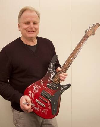 Der Saenger Herbert Groenemeyer signiert am 17.02.17 in Berlin eine Gitarre fuer das Projekt Gitarren statt Gewehre . Die E-Gitarre, auf der sich inzwischen Stars wie Peter Maffay, Wolfgang Niedecken, Stefan Gwildis und Max Mutzke verewigt haben, ist in einem Ausbildungszentrum fuer ehemalige Kindersoldaten in Bukavu im Kongo entstanden. In dem von Brot fuer die Welt gefoerderten Ausbildungszentrum der baptistischen Freikirche wird ehemaligen Kindersoldaten eine Zukunftsperspektive gegeben. Die Gitarre soll im Internet versteigert werden. Der Erloes kommt dem Ausbildungszentrum im Kongo zugute. (Siehe epd-Meldung vom 01.03.17) Musikstars signieren Gitarre - Versteigerung soll frueheren Kindersoldaten im Kongo helfen Copyright: epd-bild RolfxZoellner EDITORIAL USE ONLY
