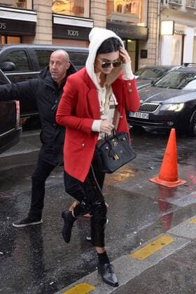 215962 Degun Starface 2017-03-01 Paris France Kendall Jenner et Hayley Baldwin quittent les boutiques Dior et hermes de l avenue Montaigne. Jenner, Kendall  Copyright: xDegunx xStarfacex STAR_215962_015