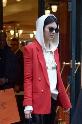 215962 Degun Starface 2017-03-01 Paris France Kendall Jenner et Hayley Baldwin quittent les boutiques Dior et hermes de l avenue Montaigne. Jenner, Kendall  Copyright: xDegunx xStarfacex STAR_215962_024