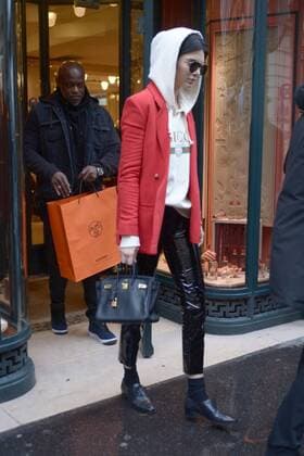 215962 Degun Starface 2017-03-01 Paris France Kendall Jenner et Hayley Baldwin quittent les boutiques Dior et hermes de l avenue Montaigne. Jenner, Kendall  Copyright: xDegunx xStarfacex STAR_215962_028