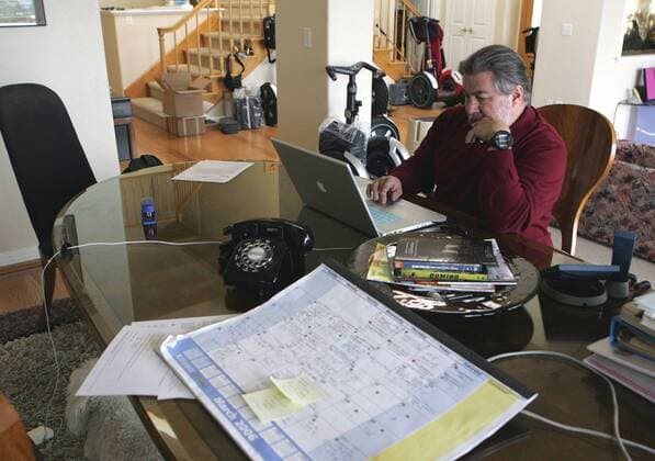 IMAGO History, 250 Jahre USA, Digitales Zeitalter: Entwicklung des Internets und Aufstieg von Silicon Valley March 15, 2006 - U.S. - While working on his scheduling, Steve Wozniak finishes up an e-mail on his Apple laptop in his dining room. Wozniak, co-founder of Apple Computer, lives in Los Gatos, California, with his four dogs, lots of Segways and a few Hummers. ( San Jose Mercury News KRT) - ZUMAm67_ 20060315_baf_m67_085 Copyright: xKarenxT.xBorchersx