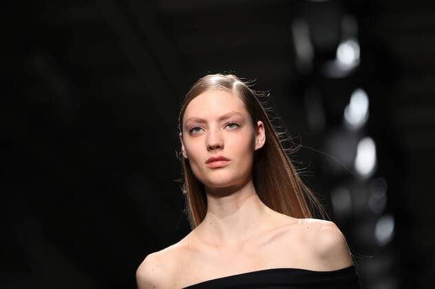 A model takes to the catwalk during the presentation of Guy Laroche show as part of the Fall-Winter 2017-18 Paris Fashion Week on March 1, 2017.  PAR20170301101 MAYAxVIDON-WHITE